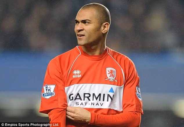 Alfonso Alves là bản hợp đồng mùa đông trị giá 12,7 triệu bảng của CLB Middelsbrough năm 2008. Ngoài cú hat-trick giúp Middelsbrough đè bẹp Man City với tỷ số 8-1, cựu cầu thủ Heerenveen không có bất kỳ đóng góp nào và khiến đội bóng chủ quản bị đá bay khỏi Premier League ở mùa giải ngay sau đó.