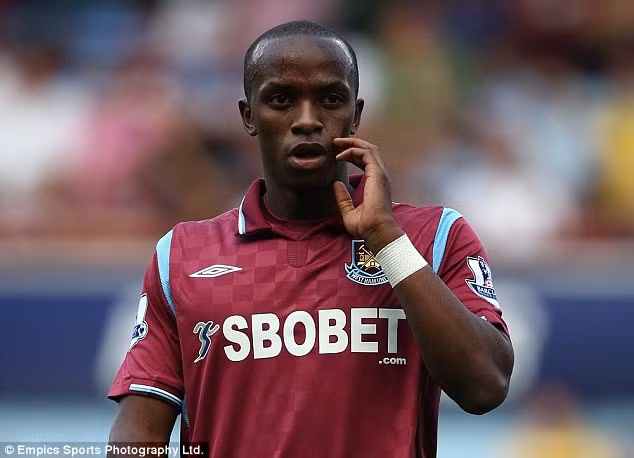 West Ham đã phải bỏ ra tới 9 triệu bảng để đưa Savio từ Brescia về sân Upton Park. Cầu thủ này chỉ có vỏn vẹn 10 lần ra sân trong màu áo của West Ham trước khi bị "đá" sang Fiorentina ngay cuối mùa giải đó.