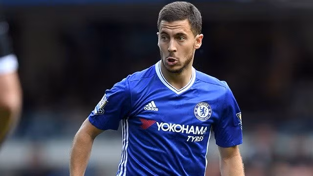 Chelsea tăng lương khủng giữ chân Hazard: Theo talkSPORT, ông chủ Roman Abramovich đã chỉ đạo cho tay chân thuyết phục Eden Hazard kí HĐ mới với mức lương 300 nghìn bảng/tuần để giữ chân ngôi sao này trước sự chèo kéo của Real Madrid. Lần gần nhất tuyển thủ người Bỉ này gia hạn HĐ với Chelsea cách đây 2 năm với mức lương 200 nghìn bảng/tuần.