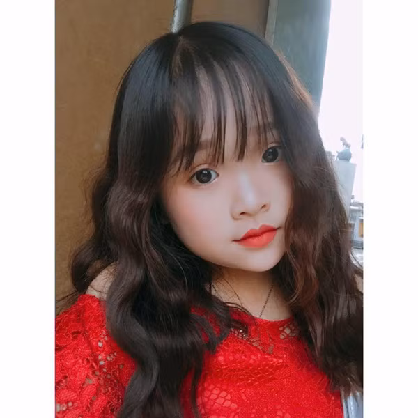 Mới nhìn Trâm ai cũng nghĩ đây là một bé gái khoảng 5 tuổi, thậm chí có người còn mắng mẹ của cô gái này vì bán hàng online lại để con gái của mình trang điểm ăn mặc như người lớn livestream bán hàng hộ.