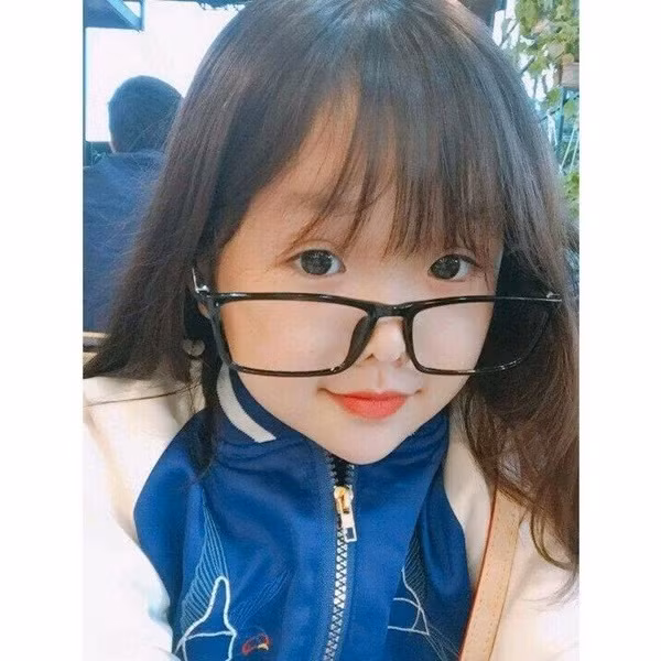 Những tưởng nhỏ con là hạn chế nhưng đó lại là thế mạnh của Trâm Xíu khi cô livestream bán hàng.