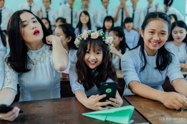 Nhiều dân mạng thú nhận rằng họ vào Facebook của "em bé" này để xem, nghe giọng và nhìn hình ảnh là chính chứ không mấy khi mua hàng. "Nghe giọng em ấy cưng lắm, nghe hoài không chán", "Ôi chỉ biết nói là cực cưng, cưng quá đi thôi!". Đó là hàng ngàn bình luận của dân mạng khi xem live của cô bé.