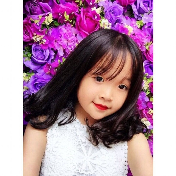 Thế nhưng có một sự thật hoàn toàn ngạc nhiên về Trâm Xíu khiến ai cũng ngã ngửa, cô không phải là một bé gái 5 tuổi như nhiều người nghĩ. Trâm sinh năm 1999, năm nay đã 19 tuổi nhưng vì lý do nào đó khiến cô vẫn mang hình dáng con trẻ vô cùng đáng yêu, 19 tuổi nhưng chỉ cao 1m25, nho nhỏ xinh xinh.