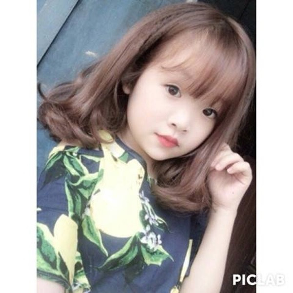 Đứng giữa lũ bạn, Trâm như một em bé nhỏ xíu với giọng nói đáng yêu đặc trưng của trẻ con nhưng tính cách và cách nói chuyện của cô cũng trưởng thành như những bạn bè cùng trang lứa.