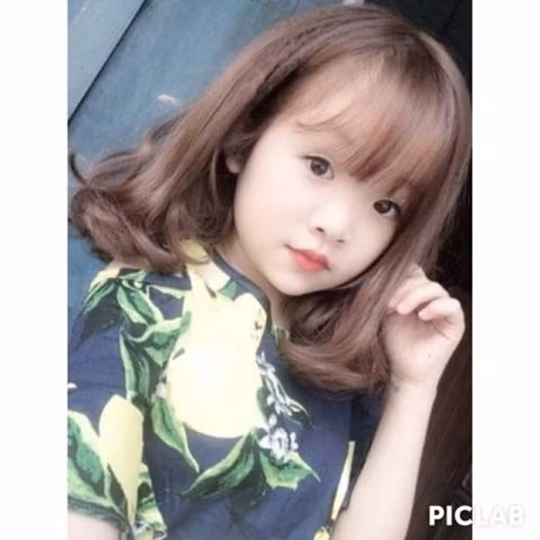 Đứng giữa lũ bạn, Trâm như một em bé nhỏ xíu với giọng nói đáng yêu đặc trưng của trẻ con nhưng tính cách và cách nói chuyện của cô cũng trưởng thành như những bạn bè cùng trang lứa.