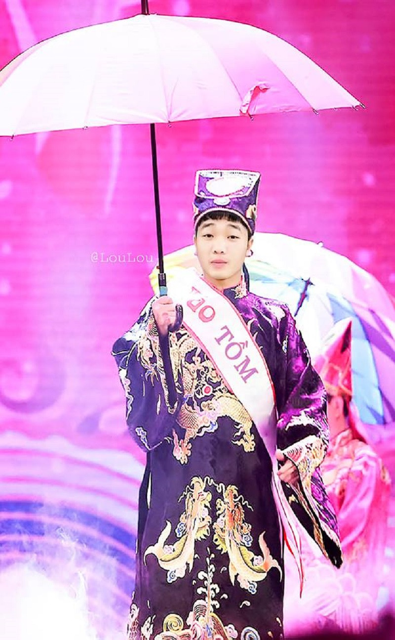 Còn Xuân Trường với câu chuyện đọc chệch món tôm thành "tồm" từ hồi thiếu niên cũng đã được cộng đồng mạng "ghim" vào vai Táo Thủy sản.