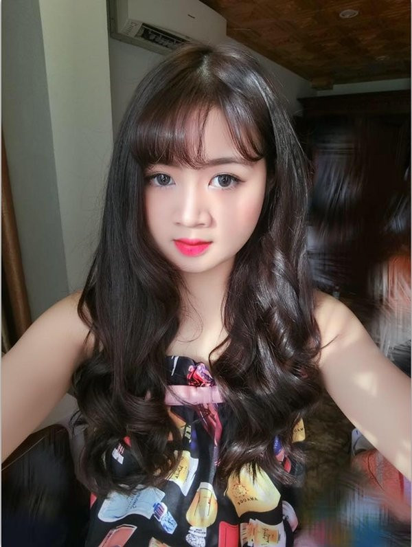 Ngay lập tức, dân mạng quyết tâm truy tìm bằng được danh tính của cô nàng gây bão trên và chỉ sau vài cú click, "thánh mạng" đã có thứ mình cần. Nữ sinh với góc nghiêng thần thánh có tên là Đoàn Linh, hiện đang sinh sống và học tập tại Hà Nội.