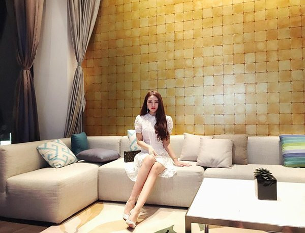 Mời quý độc giả xem thêm những bức ảnh khác của Đoàn Linh - nữ sinh áo dài trắng bất ngờ nổi tiếng nhờ bức ảnh chụp lén tại chốt giao thông.