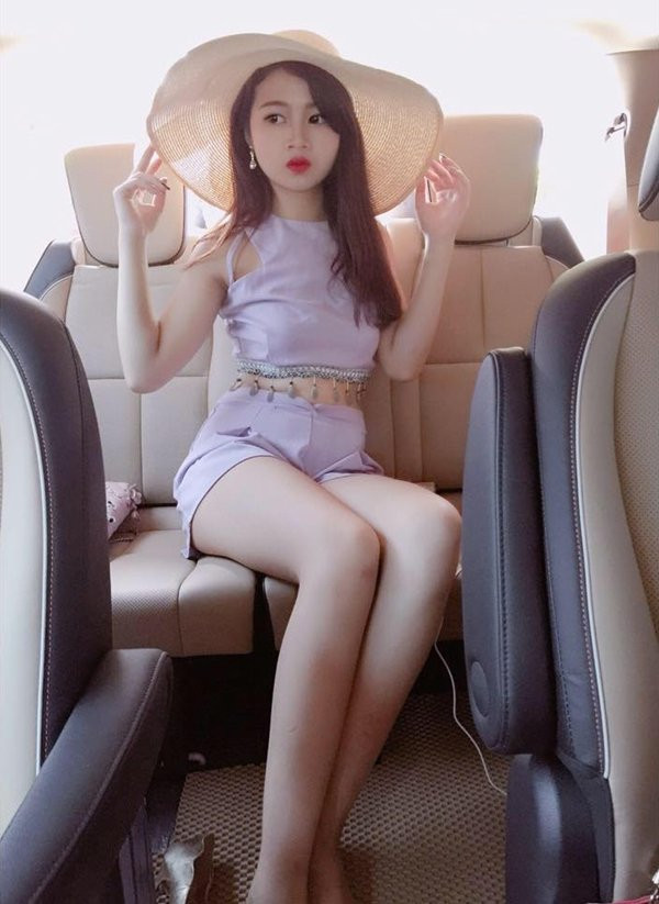 Với nhan sắc của mình, Đoàn Linh là Hoa khôi của trường THPT Trần Nhân Tông (Hà Nội) năm 2015. Cô nàng rất tích cực tham gia các phong trào trong trường