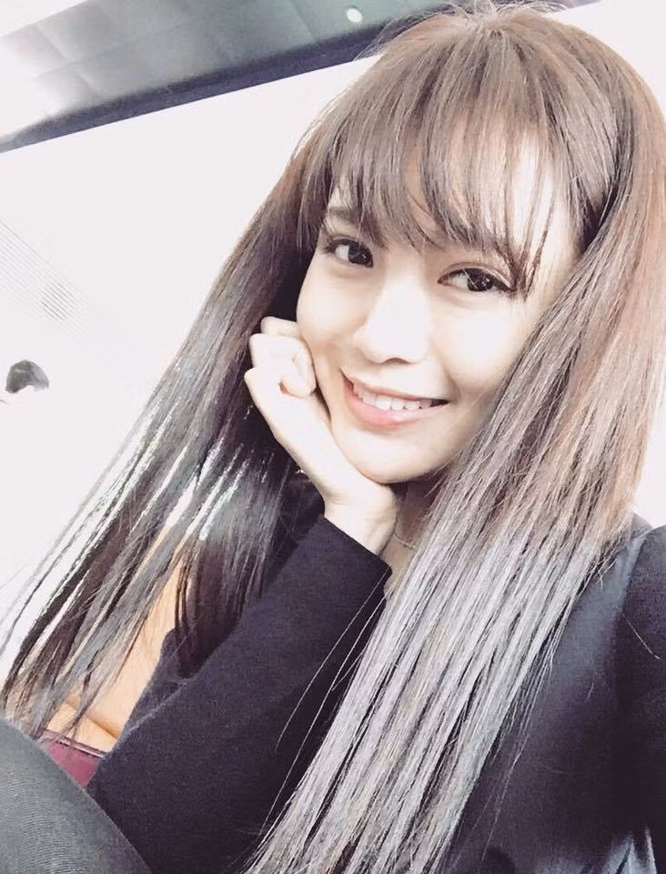 Nhưng mới đây, Tú Linh khiến NHM cũng như dân mạng bất ngờ khi khoe trên trang cá nhân bức ảnh mái tóc dài và được ép thẳng.