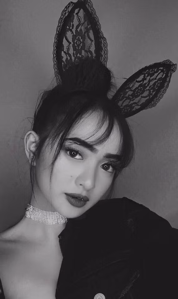 Lướt qua trang cá nhân của Kaity Nguyễn, có thể thấy mỗi tấm hình selfie của cô thường thu hút cả chục nghìn lượt thích. Bên cạnh đó Kaity cũng thường xuyên chia sẻ các video hướng dẫn trang điểm theo phong cách Tây.