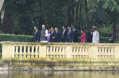 Ngay sau lễ đón chính thức, Thủ tướng Ấn Độ Narendra Modi đã tới thăm nhà sàn Bác Hồ.