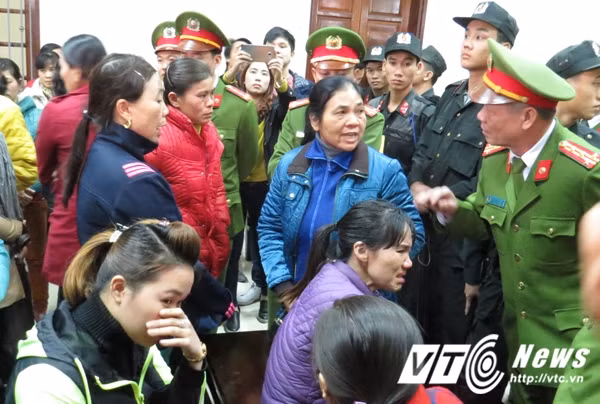 Nhiều người thân của các bị hại đau đớn, không khỏi căn hận trước những hành vi độc ác, man rợ của bị cáo