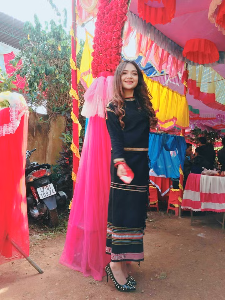 H'Von Enuol, một thành viên của hội bê tráp, cũng thu hút được sự chú ý của dân mạng nhờ gương mặt xinh xắn, đáng yêu. Cô nàng Ê Đê sở hữu ngoại hình rất nữ tính, nhẹ nhàng.