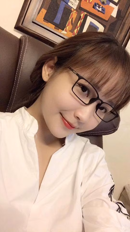 Hiện tại, nhiều người nói với em rằng vẻ ngoài không quan trọng nhưng em không tin đâu. Họ nói là nói với em bây giờ, dễ nhìn rồi chứ hồi xưa đi học chưa hề có một ai nói thích em luôn vì em xấu quá", Nhật Anh tâm sự.