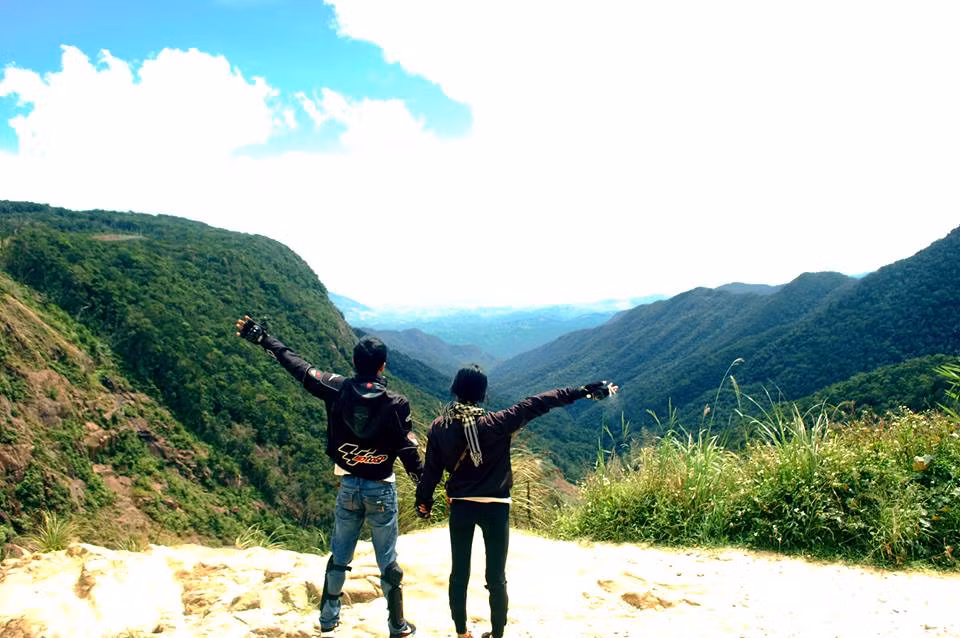 Cặp bạn trẻ 9X với hành trình "đưa nhau đi trốn" khắp Việt Nam khiến nhiều người ghen tị đó là Trần Việt Dương và bạn gái Đoàn Thị Ngọc Trinh. Cặp đôi này biết nhau từ thời cấp 3 và bắt đầu yêu nhau và ấp ủ rất nhiều dự định trong đó có cả những chuyến phượt xuyên Việt.