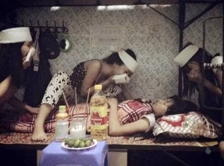 Theo nhiều dân mạng, đây là trò đùa rất phản cảm và cần được dẹp bỏ. Chủ nhân biết mình mình bị "tế sống" dù chỉ là trò đùa thì họ không những không vui mà còn cảm thấy mình bị trù ẻo và xúc phạm.