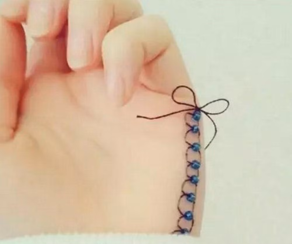  Trào lưu mạng xã hội có tên thêu da được xem là hành xác nhất của giới trẻ Trung Quốc. Để tham gia trào lưu kinh dị này, các bạn trẻ thêu chỉ màu lên da, thêu trên tay, thêu trên chân, thậm chí thêu cả lên môi.