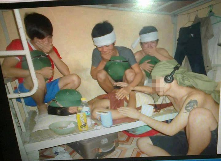 Trào lưu giả đám ma, tế sống khi bạn đang ngủ hẳn không còn quá xa lạ với giới trẻ Việt. Tranh thủ lúc các bạn cùng phòng đang ngủ say, những người còn lại thích đùa thường bày trò làm đám tang giả.