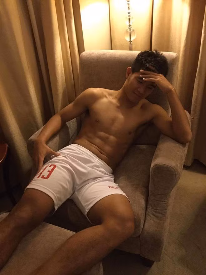 Đức Chinh chính là cầu thủ khiến mọi cô gái ghen tị với màn ăn mừng nằm trọn trong vòng tay của Bùi Tiến Dũng. Sau đó, những hình ảnh cá nhân của cầu thủ U23 Việt Nam này cũng được các dân mạng khai thác rất nhiều.