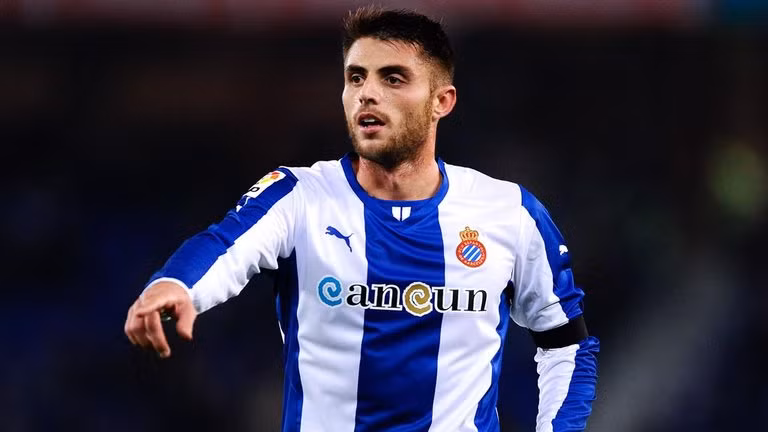 MU chi 70 triệu euro bộ đôi Espanyol: Theo nguồn tin chuyển nhượng bóng đá mới nhất phát đi từ Tây Ban Nha cho hay, Manchester United đã cử người theo dõi hai ngôi sao đang nổi lên như hiện tượng ở La Liga mùa này. Mục tiêu mà Quỷ đỏ hướng đến chính là bộ đôi David Lopez và Aaron Martin của Espanyol. Trong trận đấu giữa Espanyol và Alaves vừa qua, một tuyển trạch viên của M.U đã xuất hiện trên khán đài. Tiền vệ 27 tuổi Lopez được định giá 40 triệu euro, còn hậu vệ 19 tuổi Martin có giá 30 triệu euro. Ảnh: Goal.com