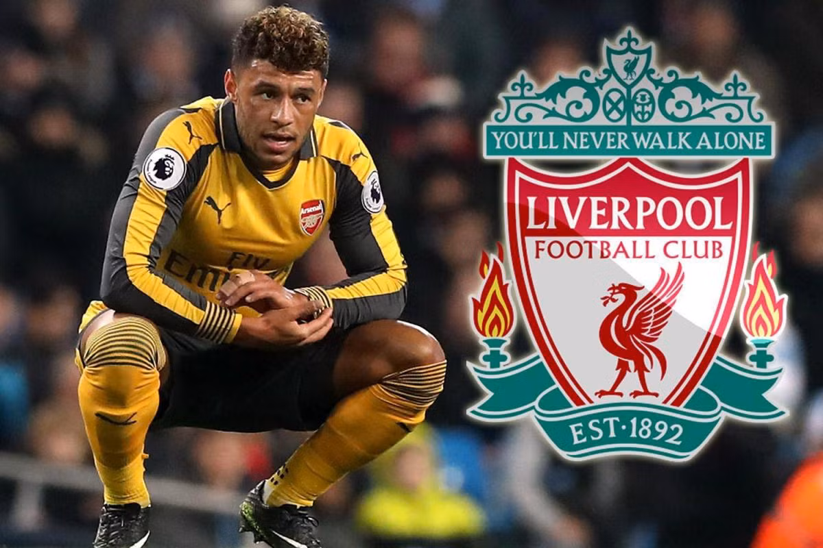 Liverpool chi đậm cho sao Arsenal: Theo báo chí Anh, Liverpool là đội mới nhất nhập cuộc đua Alex Oxlade-Chamberlain của Arsenal. Đội chủ sân Anfield được cho là sẵn sàng chi tới 35 triệu bảng cho tiền vệ 23 tuổi. Đây là một mức giá rất cao với một cầu thủ chỉ còn hơn 12 tháng trong hợp đồng. Ảnh: Daily Mail