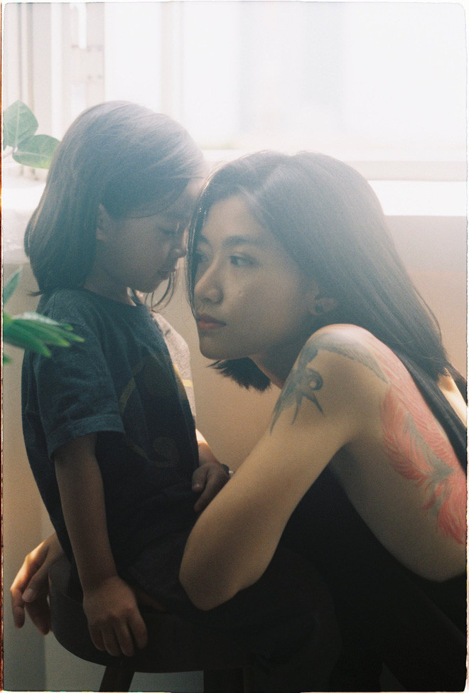 Công việc hiện tại của Stu là quản lý cửa hàng quần áo do mình và chồng chung tay gây dựng và một vài công việc khác liên quan đến dựng phim, thiết kế.