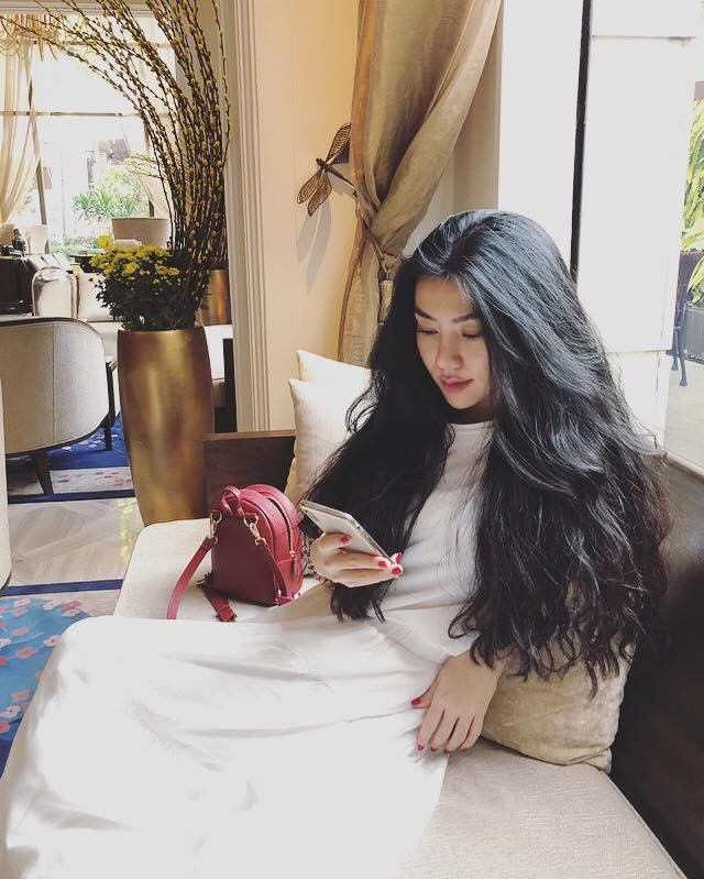 Khác với Julia Đoàn hay Stu, Phương Anh lại yêu thích phong cách sang chảnh cùng lối trang điểm đậm. Nhiều người đã phải thốt lên "sao giống mỹ nhân TVB thế" khi nhìn thấy những bức ảnh của cô.