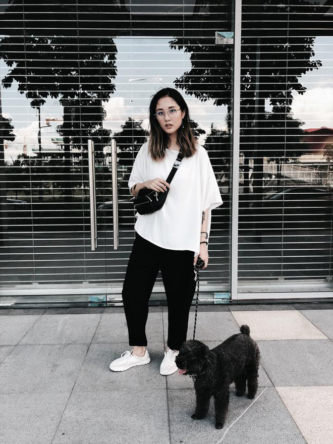 Không chỉ thành công trong công việc và thiên chức của một người mẹ, Julia Đoàn còn được biết đến là một fashionista với gout thời trang tối giản nhưng không hề nhàm chán của mình. Cả tủ đồ của Julia chỉ toàn hai màu đen trắng, thế nhưng hot mom nổi tiếng này rất biết cách kết hợp để không bị lặp lại hay gây khó chịu cho người nhìn.