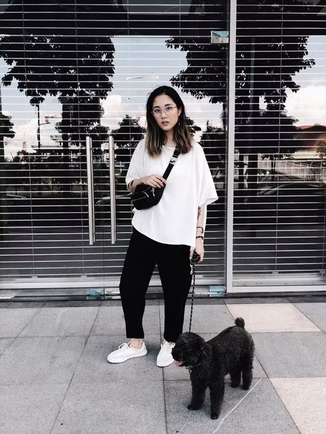 Không chỉ thành công trong công việc và thiên chức của một người mẹ, Julia Đoàn còn được biết đến là một fashionista với gout thời trang tối giản nhưng không hề nhàm chán của mình. Cả tủ đồ của Julia chỉ toàn hai màu đen trắng, thế nhưng hot mom nổi tiếng này rất biết cách kết hợp để không bị lặp lại hay gây khó chịu cho người nhìn.