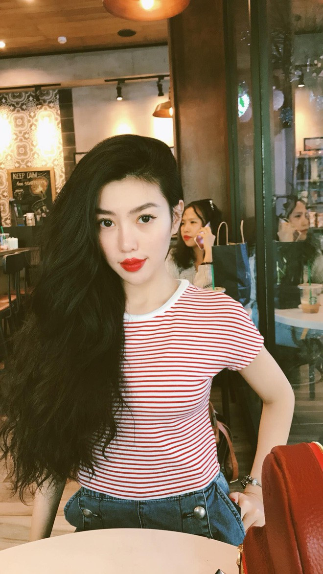 Thích mặc váy nhưng không hề yểu điệu, Phương Anh vẫn rất cá tính với những hình xăm trên cơ thể mình. Cô có một hình xăm cá chép trước bụng, một con ngựa sau lưng và hoa anh đào sau vai.