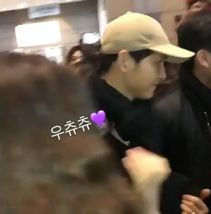 Trong khi bà xã Song Hye Kyo luôn che kín nửa mặt thì Song Joong Ki lại tự tin để mặt mộc cùng đi sát theo sau bảo vệ cho bà xã.