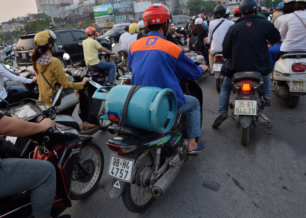 Chở ga bằng xe máy chẳng khác gì một quả bom tự chế giữa đường.