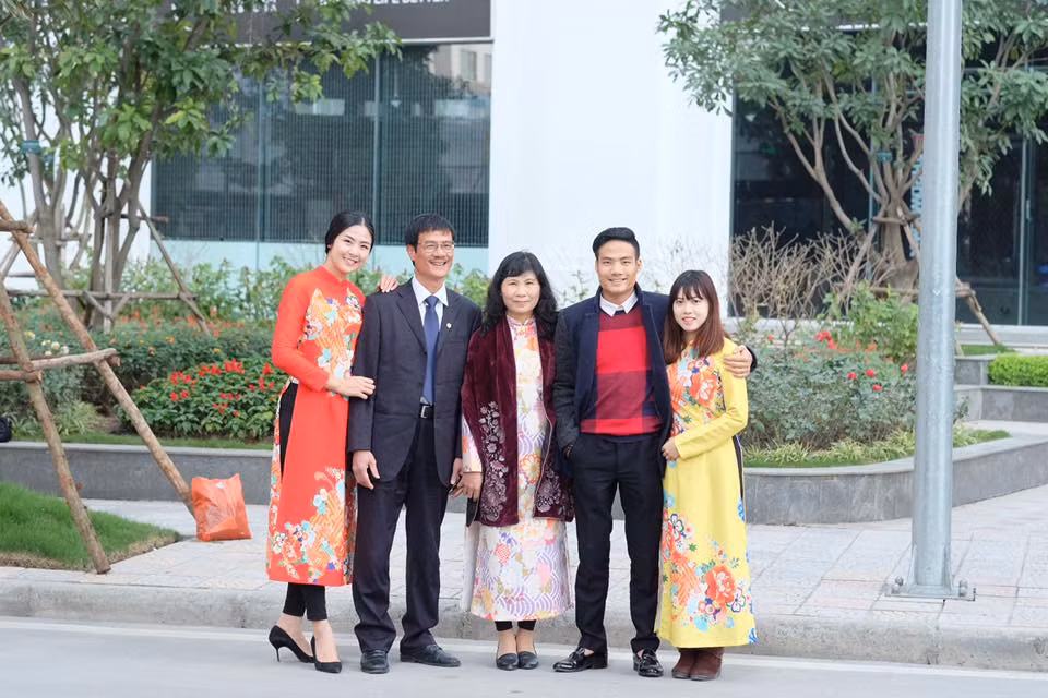 Ngoài mục đích để cho thật đẹp, thật bảnh để đón tiếp khách khứa thì việc mặc đồ mới trong ngày đầu năm còn thể hiện ước muốn rằng nhiều bước phát triển mới sẽ đến với bạn trong năm mới. Vì quần áo mới tượng trưng cho những điều mới mẻ, tươi vui.