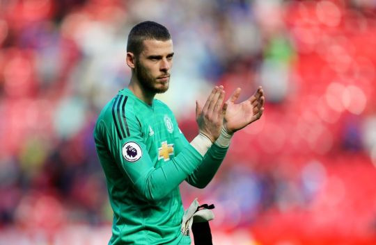 Theo Daily Recod, De Gea đã yêu cầu Man Utd cho hưởng mức lương cao nhất đội, như Alexis Sanchez (rơi vào khoảng 400.000 bảng/tuần). Tuy nhiên, anh nhận ngay câu trả lời từ phó chủ tịch Ed Woodward rằng điều đó là không thể.