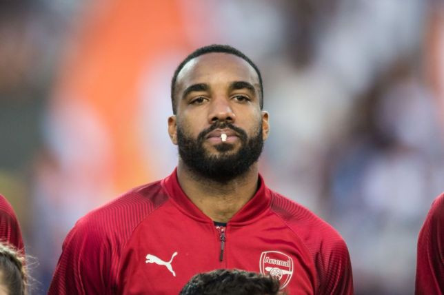 Lacazette đã nhẹ nhàng trấn an Arsenal bằng một thông điệp ngắn gọn qua mạng xã hội. Anh chia sẻ hình ảnh vui vẻ của mình cùng các đồng đội tại khu tập luyện Cobham và gắn với địa điểm là Khu vườn của tôi.
