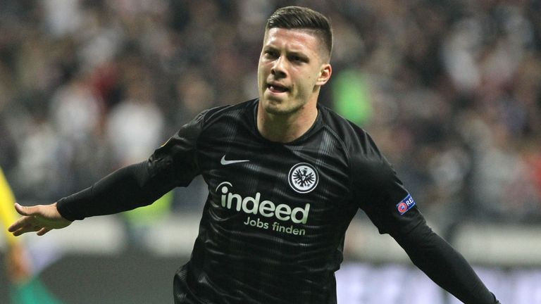 Trang tin nổi tiếng Sky Sports xác nhận Luka Jovic đã hoàn tất thương vụ chuyển đến Real Madrid từ Eintracht Frankfurt. Để có được sự phục vụ của tiền đạo đang lên người Serbia, Los Blancos chấp nhận trả cho đại diện nước Đức số tiền 60 triệu euro.