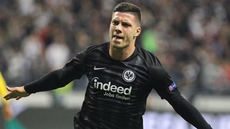 Trang tin nổi tiếng Sky Sports xác nhận Luka Jovic đã hoàn tất thương vụ chuyển đến Real Madrid từ Eintracht Frankfurt. Để có được sự phục vụ của tiền đạo đang lên người Serbia, Los Blancos chấp nhận trả cho đại diện nước Đức số tiền 60 triệu euro.