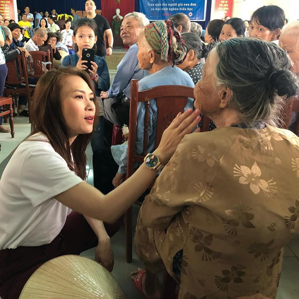 Mỹ Tâm mang tình yêu thương tới với người dân khó khăn