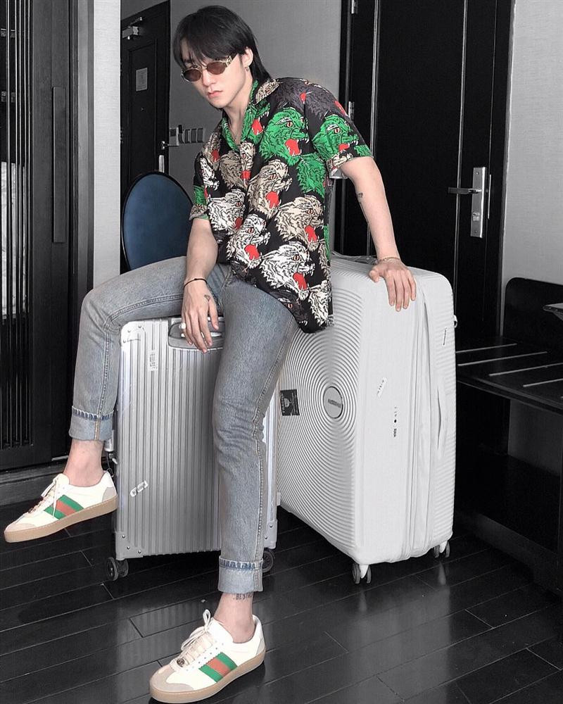 Sơn Tùng chuẩn bị hành lý đi lưu diễn