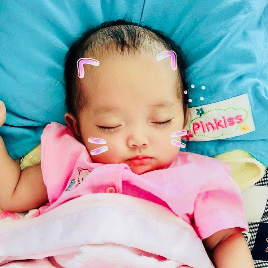 Đăng ảnh con gái mới sinh, Khánh Thi hào hứng: "Cặp lông mi thần thánh quá"