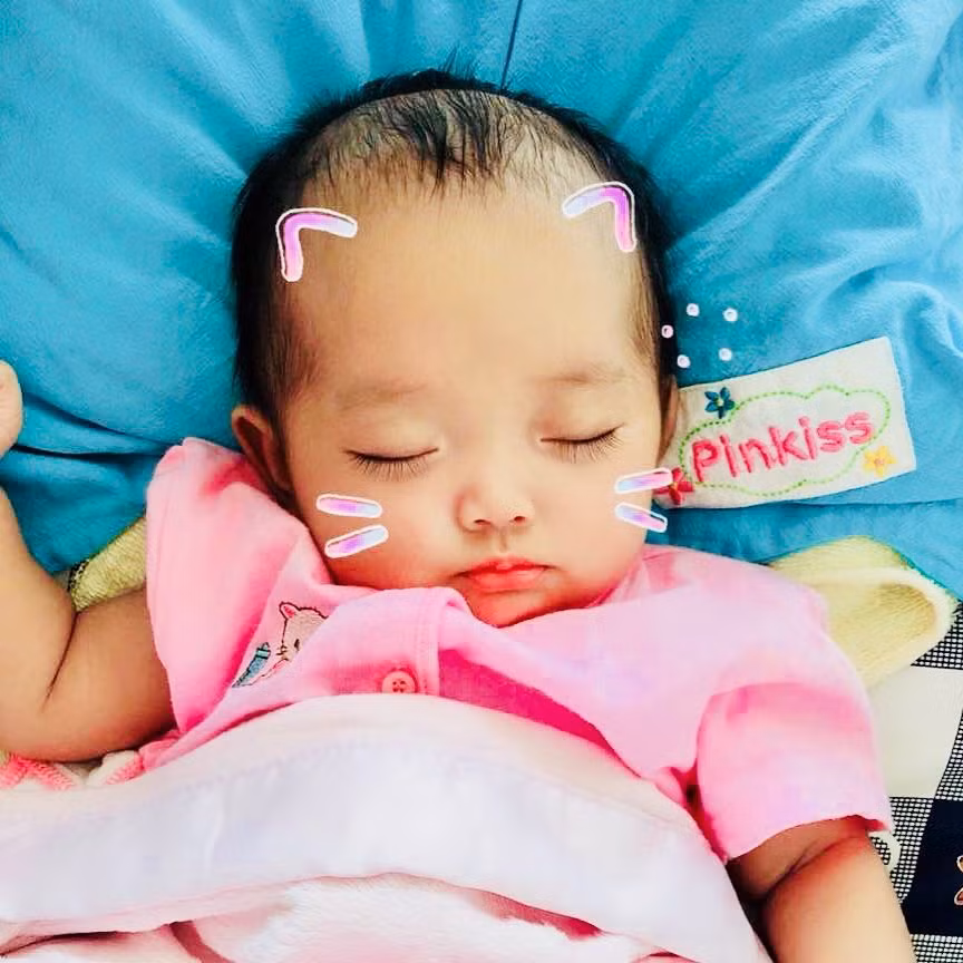 Đăng ảnh con gái mới sinh, Khánh Thi hào hứng: "Cặp lông mi thần thánh quá"