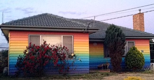 Cầu vồng là biểu tượng của sự hy vọng. Nhưng màu của nó hoàn toàn không phù hợp để sơn lên tường một ngôi nhà như thế này ở Melbourne, Australia.