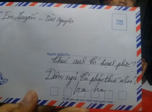 Câu chúc vô cùng bá đạo dành cho chú rể của một em gái tên Luyến ở đội "tình nguyện".