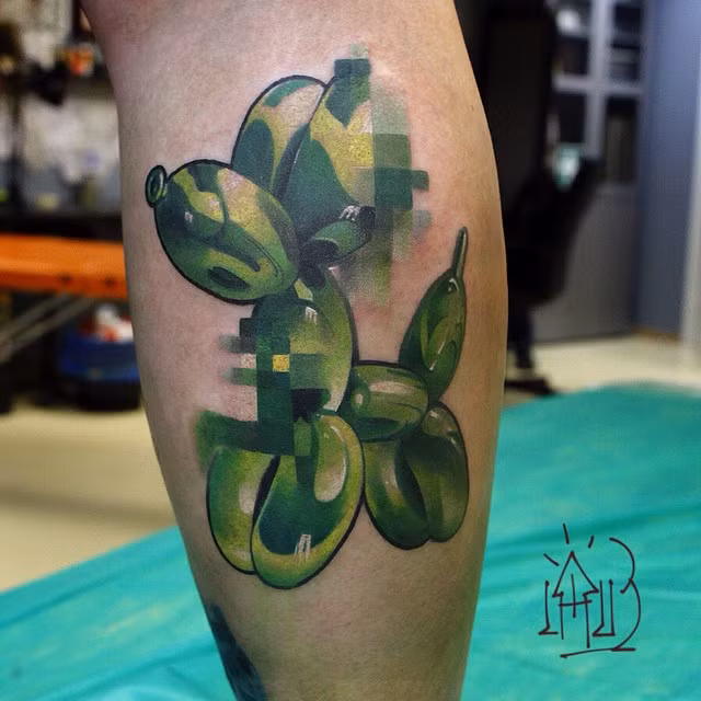 Nhìn vào những hình xăm của Lesha Lauz, người xem như đang được xem một bức tranh sống động và đầy màu sắc.