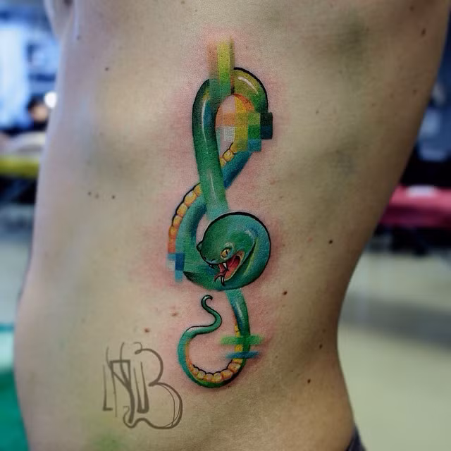 Hình xăm một chú rắn nhưng nếu tinh ý hơn một chút chúng ta cũng có thể nhận ra đây là một khóa son (ký tự trong âm nhạc).