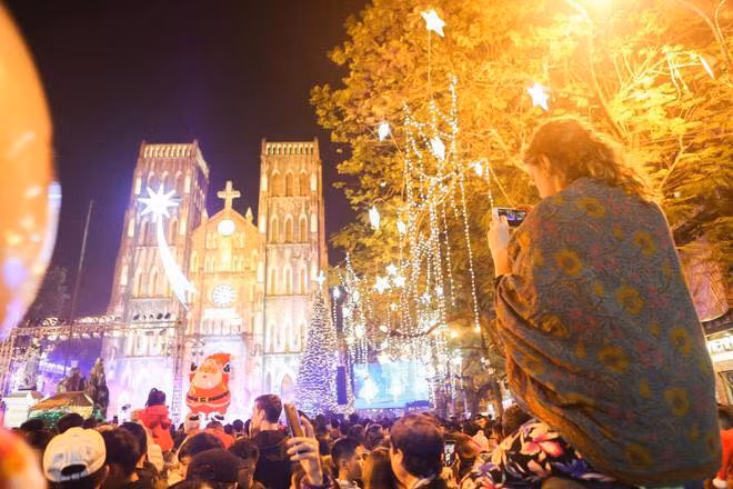 Ngoài phố đi bộ Hồ Gươm thì quảng trường Nhà thờ Lớn cũng là điểm tập trung đông người trong đêm Giáng sinh 2017.