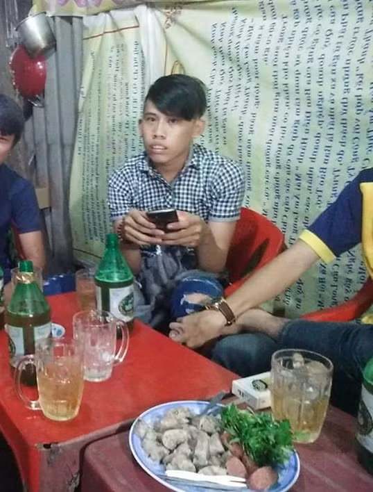 Hình ảnh bản sao của Tùng Sơn được ghi lại trong một bữa nhậu cách đây ít ngày và theo các cư dân mạng thì anh chàng trong ảnh có nhiều nét tương đồng với nhân vật đình đám mạng xã hội. Sau khi bức ảnh này được đăng tải, các "thánh mạng" đã nhập cuộc để tìm hiểu về anh chàng trên.