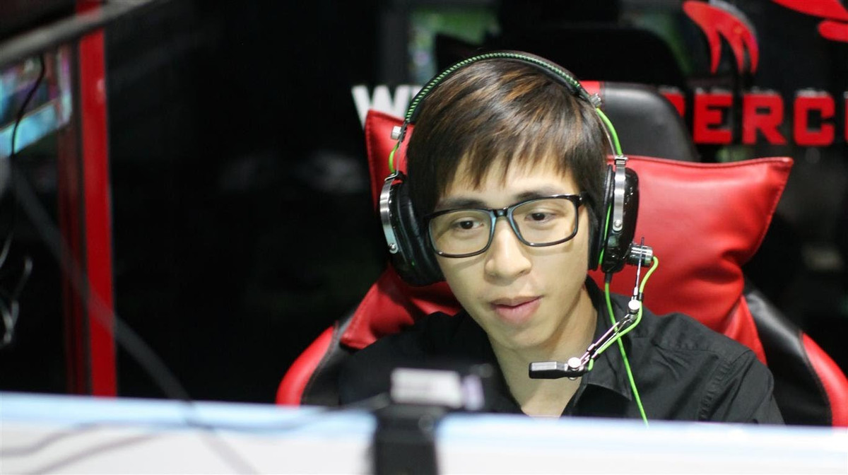 Đặc biệt, ViruSs là người đầu tiên thử nghiệm stream LMHT trên hệ thống kênh stream nổi tiếng của Hàn Quốc Azubu. Đáng tiếc do đường truyền của Việt Nam chưa đáp ứng được yêu cầu nên kênh stream của anh bị Game thủ chê giật.