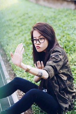 Không chỉ trong cuộc thi mà ngay cả ngoài đời, cô hot girl sinh năm 1986 này cũng thể hiện sự khác biệt của mình bằng những hành động "khó đỡ".